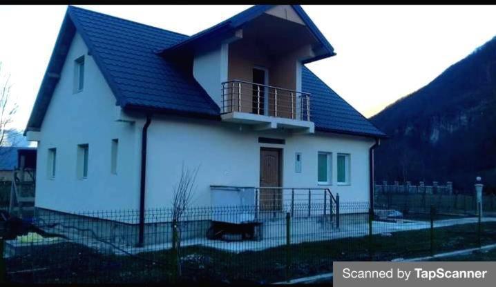 Breti'S Guesthouse Vusanje Ngoại thất bức ảnh