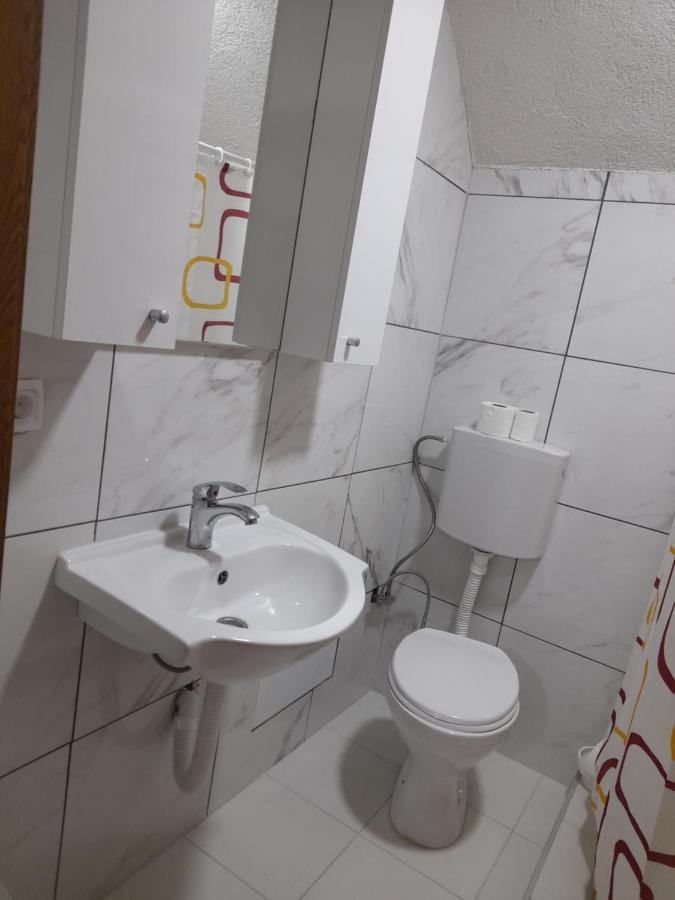 Breti'S Guesthouse Vusanje Ngoại thất bức ảnh