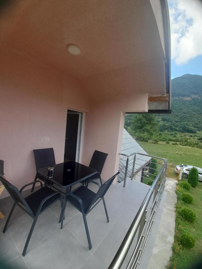 Breti'S Guesthouse Vusanje Ngoại thất bức ảnh