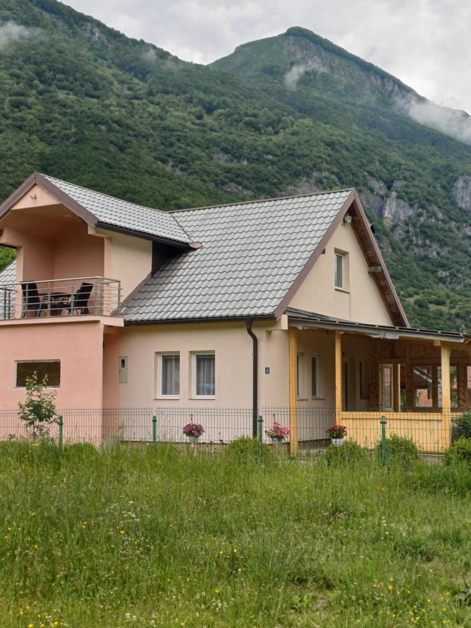 Breti'S Guesthouse Vusanje Ngoại thất bức ảnh